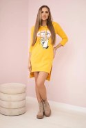 Sukienka z dłuższym tyłem i kolorowym nadrukiem musztardowa