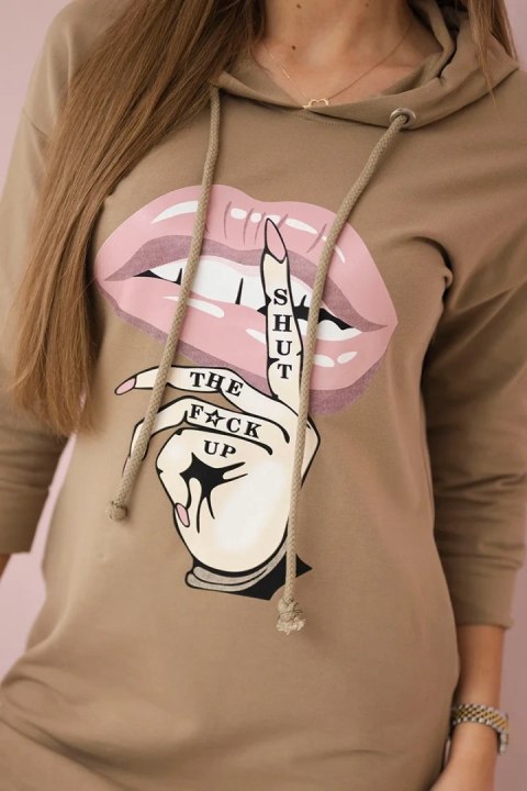 Sukienka z dłuższym tyłem i kolorowym nadrukiem camelowa