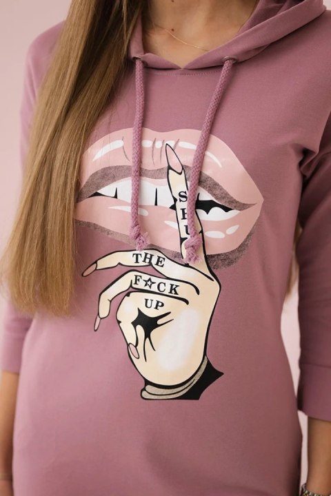 Sukienka z dłuższym tyłem i kolorowym nadrukiem ciemny różowy