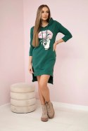 Sukienka z dłuższym tyłem i kolorowym nadrukiem ciemno zielona