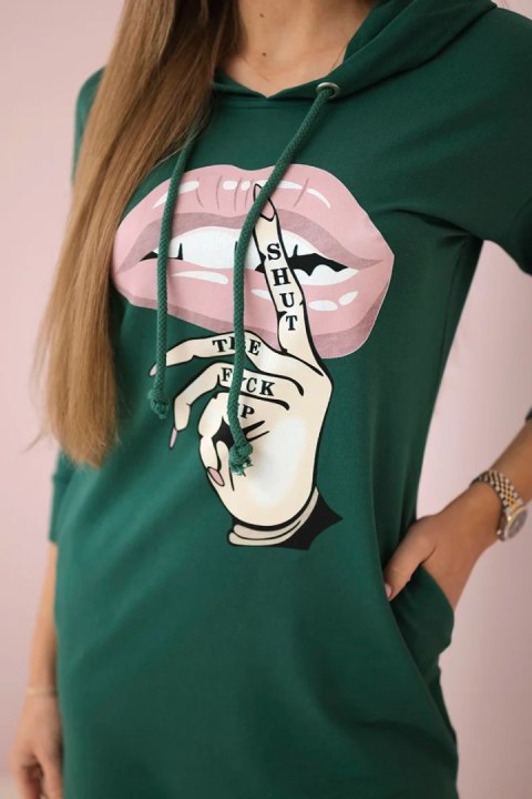 Sukienka z dłuższym tyłem i kolorowym nadrukiem ciemno zielona