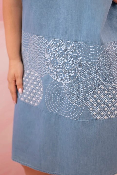Sukienka damska Plus Size bez rękawów z ozdobnym wzorem jasno jeansowa