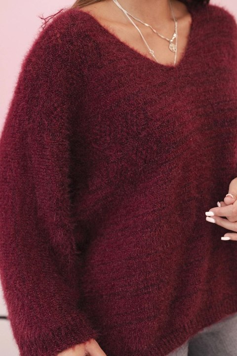 Sweter damski z moheru o luźnym kroju i dekolcie w serek śliwkowy