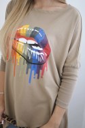 Bluzka oversize z nadrukiem tęczowych ust camelowa