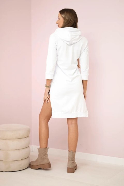 Sukienka z dłuższym tyłem i kolorowym nadrukiem biała