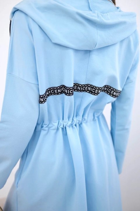 Narzutka z dłuższym tyłem błękitna