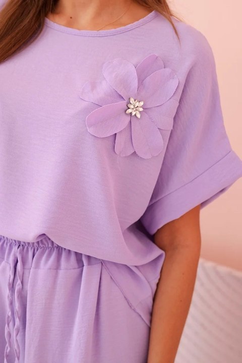 Komplet damski z wiskozy z ozdobnym kwiatem i szerokimi spodniami jasny fioletowy