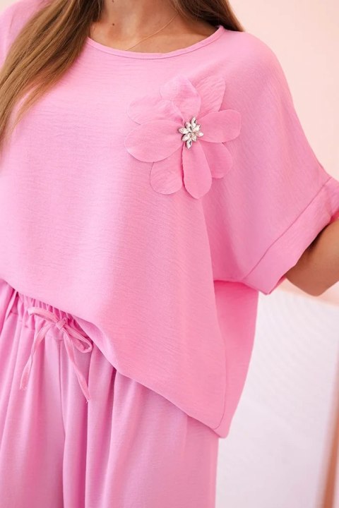 Komplet damski z wiskozy z ozdobnym kwiatem i szerokimi spodniami jasny różowy