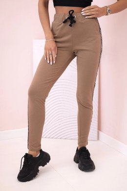 Spodnie damskie dresowe z lampasem i wiązaniem w pasie camelowe
