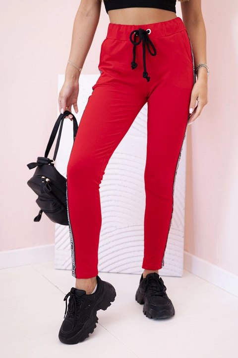 Spodnie damskie dresowe z lampasem i wiązaniem w pasie czerwone