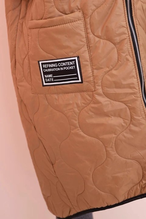 Kamizelka damska pikowana Plus Size z kapturem zapinana na zamek camelowa