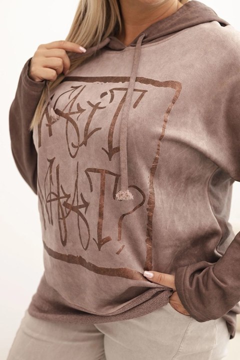 Bluza damska Plus Size dekatyzowana z kapturem i nadrukiem brązowa