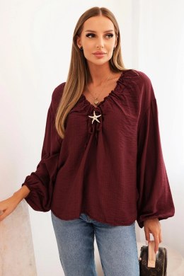 Bluzka damska z wiskozą z marszczonym dekoltem i ozdobą bordowa