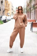 Komplet damski masełkowy z luźną bluzą i spodniami z napisem LOVE ciemny camelowy
