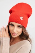 Czapka damska prążkowana z modalu i wiskozy z ozdobnym guzikiem czerwona