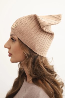 Czapka damska prążkowana z ozdobnym guzikiem z dodatkiem wiskozy i modalu camelowa