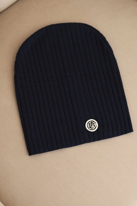 Czapka damska prążkowana z ozdobnym guzikiem z dodatkiem wiskozy i modalu granatowa