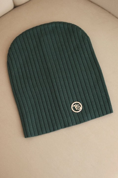 Czapka damska prążkowana z ozdobnym guzikiem z dodatkiem wiskozy i modalu zielona