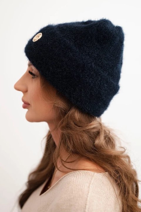 Czapka damska zimowa puszysta z ozdobnym guzikiem granatowa