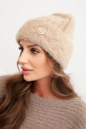 Czapka damska zimowa z puszystej dzianiny i z eleganckim guzikiem beżowa
