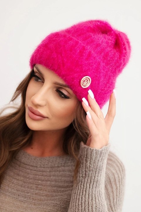 Czapka damska zimowa z puszystej dzianiny i z eleganckim guzikiem fuksja