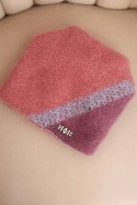 Czapka damska zimowa z puszystej dzianiny z ozdobną aplikacją różowy + ciemno fioletowy