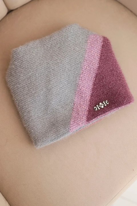 Czapka damska zimowa z puszystej dzianiny z ozdobną aplikacją szary + ciemno fioletowy