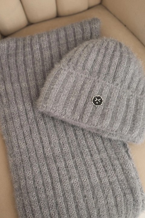 Komplet damski czapka i długi szalik z miękkiej przędzy szary