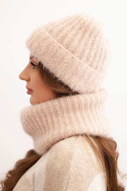 Komplet damski czapka i komin zimowy puszysty z ozdobnym emblematem beżowy