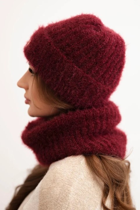 Komplet damski czapka i komin zimowy puszysty z ozdobnym emblematem bordowy