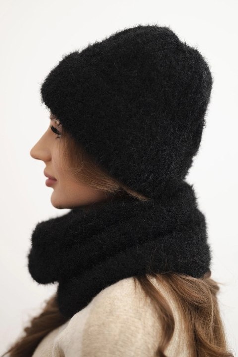 Komplet damski czapka i komin zimowy puszysty z ozdobnym emblematem czarny
