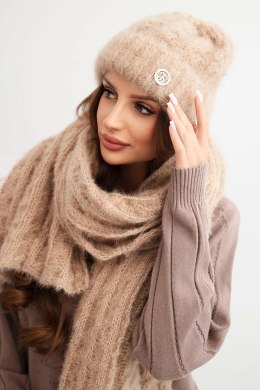Komplet damski czapka i szalik prążkowany z ozdobą camelowy