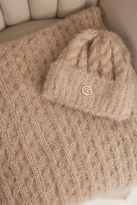 Komplet damski czapka i szalik prążkowany z ozdobą camelowy