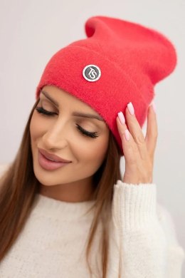 Czapka damska miękka z alpaki z ozdobną blaszką malinowa