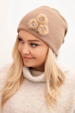 Czapka damska z ozdobnymi futrzanymi kwiatami elegancka fango