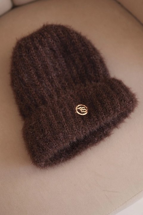 Komplet damski czapka i komin zimowy puszysty z ozdobnym emblematem brązowy