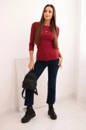 Bluzka damska prążkowana z rękawem 3/4 i ozdobną naszywką bordowa