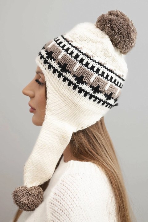 Czapka damska wełniana zimowa z nausznikami i pomponami K436 ecru