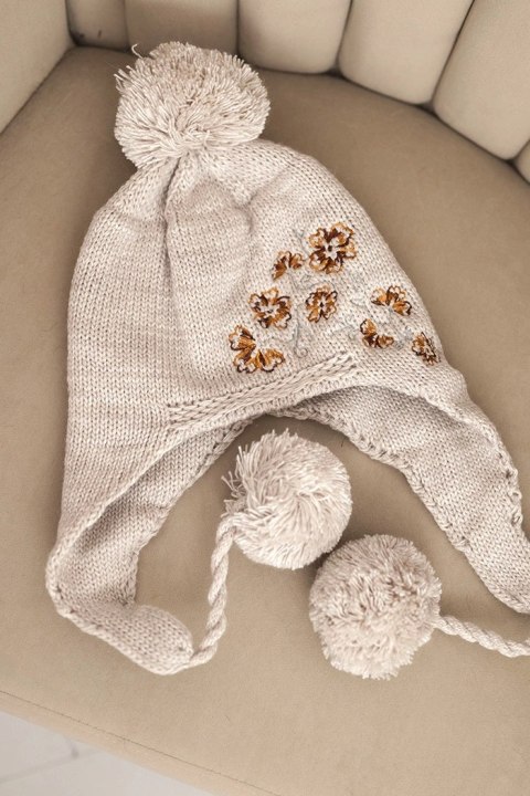 Czapka damska zimowa uszatka z pomponami K431 beżowa