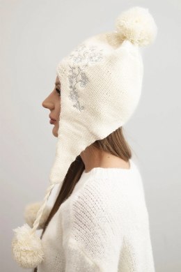 Czapka damska zimowa uszatka z pomponami K431 ecru