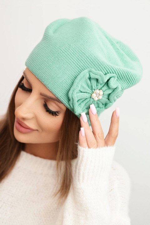 Czapka damska zimowa z ozdobnym kwiatem i perełkami K421 ciemno miętowa
