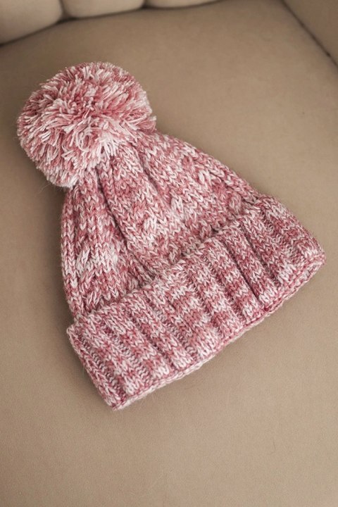 Czapka damska zimowa z pomponem z wełną K424 jasno różowa