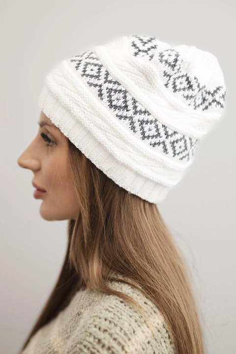 Czapka damska zimowa z wzorem i wełną K425 biała