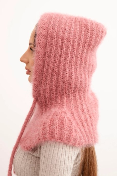 Czapka kaptur damski z delikatnym splotem z troczkami ciemno różowy