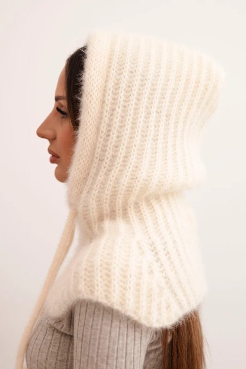 Czapka kaptur damski z delikatnym splotem z troczkami ecru