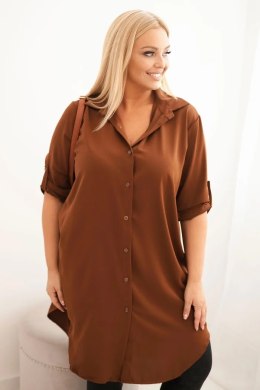 Sukienka damska koszulowa Plus Size z dłuższym tyłem i podwijanym rękawem ciemno camelowa