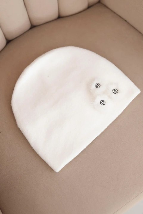 Czapka damska z ozdobnymi futrzanymi kwiatami elegancka biała