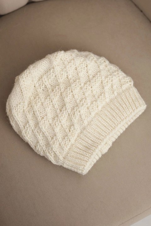 Czapka damska zimowa wełniany z ozdobnym splotem K430 beżowa