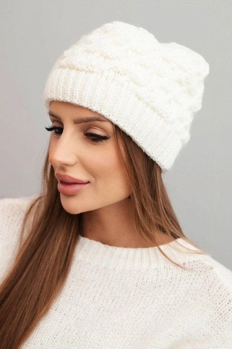 Czapka damska zimowa wełniany z ozdobnym splotem K430 ciemne ecru