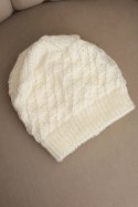 Czapka damska zimowa wełniany z ozdobnym splotem K430 jasne ecru